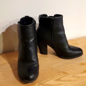Spring booties black